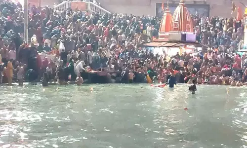Haridwar: सोमवती अमावस्या पर श्रद्धालुओं ने गंगा में पवित्र डुबकी लगाई