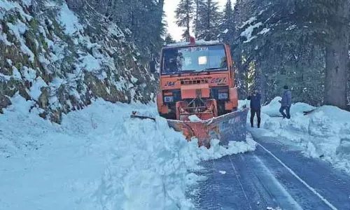 नए साल से पहले भद्रवाह में हाईटेक मशीनों से बर्फ साफ की जा रही