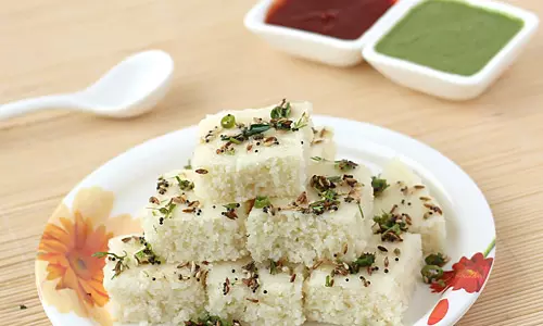 Suji Dhokla: बेसन से नहीं सूजी से बनाये Dhokla आसान तरीका