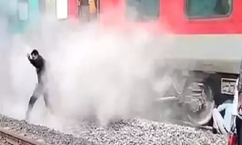 एक्सप्रेस ट्रेन से धुंआ निकलते ही यात्रियों में मचा हड़कंप एक्सप्रेस ट्रेन से धुंआ निकलते ही यात्रियों में मचा हड़कंप