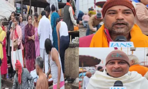 काशी: सोमवती अमावस्या के स्नान पर आस्था की डुबकी लगा रहे श्रद्धालु काशी: सोमवती अमावस्या के स्नान पर आस्था की डुबकी लगा रहे श्रद्धालु