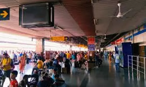 Punjab: बस और ट्रेन सेवाएं ठप, यात्री परेशान, अफरातफरी Punjab: बस और ट्रेन सेवाएं ठप, यात्री परेशान, अफरातफरी