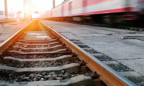 Assam : चलती ट्रेन से कूदने से 15 वर्षीय छात्र की दुखद मौत Assam : चलती ट्रेन से कूदने से 15 वर्षीय छात्र की दुखद मौत