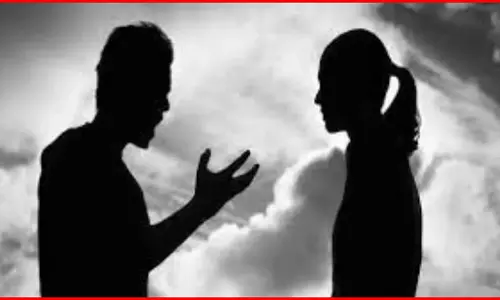 पति हड़पने का आरोप, महिलाओं के बीच छिड़ा युद्ध, थाने में शिकायत पति हड़पने का आरोप, महिलाओं के बीच छिड़ा युद्ध, थाने में शिकायत
