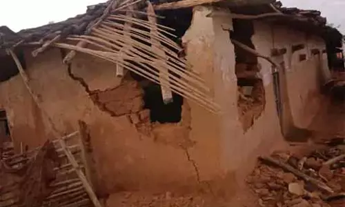 हाथी ने 5 घरों को तोड़ा, बस्ती में हड़कंप