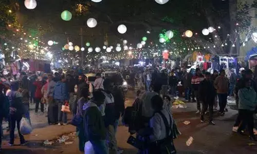 New Year से पहले आखिरी सप्ताहांत पर लोकप्रिय बाजारों में उमड़ी भीड़