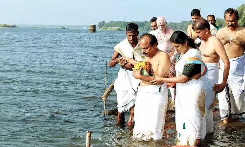 Kerala : एमटी वासुदेवन नायर की अस्थियां भरतप्पुझा में विसर्जित की गईं Kerala : एमटी वासुदेवन नायर की अस्थियां भरतप्पुझा में विसर्जित की गईं