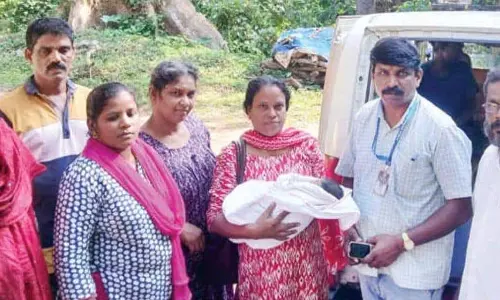 Kerala : आदिवासी महिला ने प्रसव पीड़ा के बीच पैदल चलकर अयिलूर की पहाड़ी पर बच्चे को जन्म दिया Kerala : आदिवासी महिला ने प्रसव पीड़ा के बीच पैदल चलकर अयिलूर की पहाड़ी पर बच्चे को जन्म दिया
