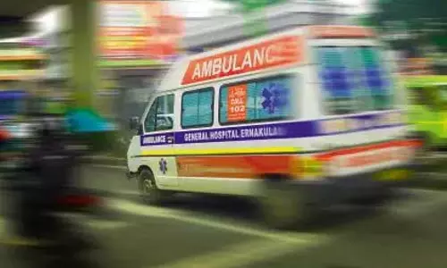 Kerala में कोझिकोड राजमार्ग पर यातायात में फंसी एम्बुलेंस से दो मरीजों की मौत Kerala में कोझिकोड राजमार्ग पर यातायात में फंसी एम्बुलेंस से दो मरीजों की मौत