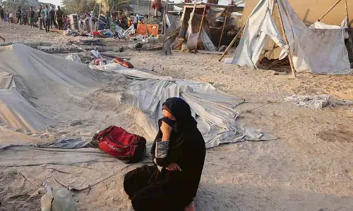 Gaza के भीड़ भरे टेंट शिविरों में महिलाएं निजता से वंचित जीवन से जूझ रही Gaza के भीड़ भरे टेंट शिविरों में महिलाएं निजता से वंचित जीवन से जूझ रही