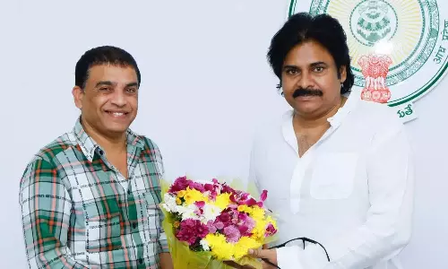 Dil Raju ने गेम चेंजर के प्री-रिलीज़ इवेंट पर चर्चा करने के लिए पवन कल्याण से मुलाकात की Dil Raju ने गेम चेंजर के प्री-रिलीज़ इवेंट पर चर्चा करने के लिए पवन कल्याण से मुलाकात की
