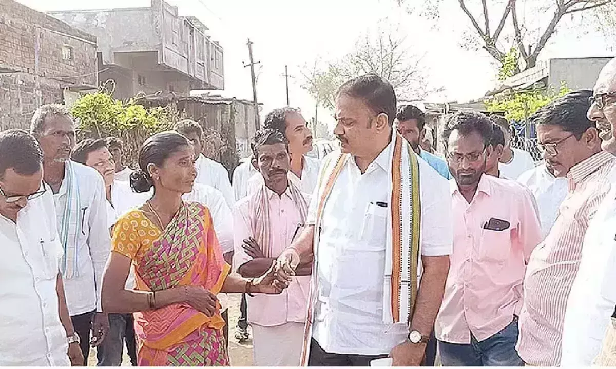 सरकारी कल्याणकारी योजनाओं को क्रियान्वित करने के लिए प्रतिबद्ध सरकारी कल्याणकारी योजनाओं को क्रियान्वित करने के लिए प्रतिबद्ध