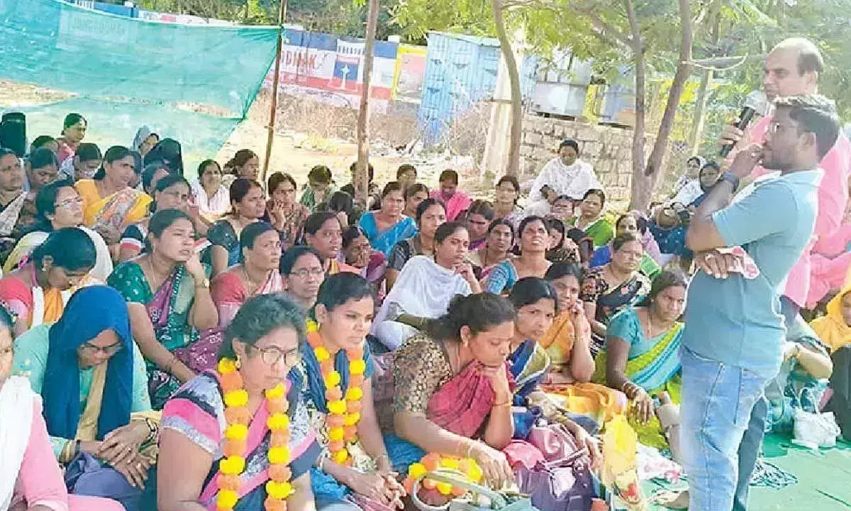 Telangana: शिक्षक संघों ने समग्र शिक्षा कर्मचारियों की हड़ताल का समर्थन किया Telangana: शिक्षक संघों ने समग्र शिक्षा कर्मचारियों की हड़ताल का समर्थन किया