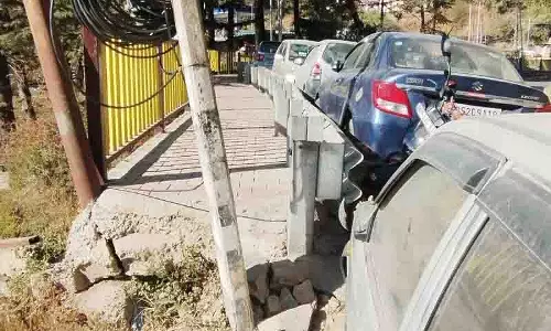Vikasnagar में क्षतिग्रस्त पैदल पथ