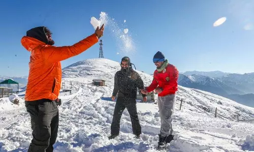 J&K: भारी बर्फबारी के एक दिन बाद घाटी में हवाई और सड़क यातायात आंशिक रूप से बहाल J&K: भारी बर्फबारी के एक दिन बाद घाटी में हवाई और सड़क यातायात आंशिक रूप से बहाल