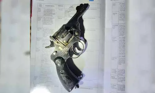 Jalpaiguri में एक घर से अत्याधुनिक हथियार और अन्य प्रतिबंधित सामान जब्त Jalpaiguri में एक घर से अत्याधुनिक हथियार और अन्य प्रतिबंधित सामान जब्त