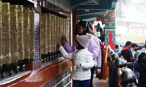 नए साल के जश्न के लिए मैक्लोडगंज और Naddi में पर्यटकों की भीड़ नए साल के जश्न के लिए मैक्लोडगंज और Naddi में पर्यटकों की भीड़