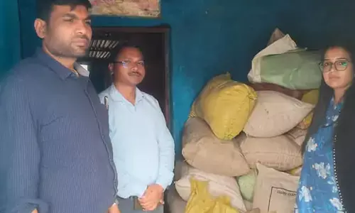 कोचिया के ठिकाने से 100 बोरी धान जब्त, अफसरों ने की छापेमारी कोचिया के ठिकाने से 100 बोरी धान जब्त, अफसरों ने की छापेमारी