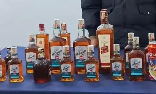 Shamshabad में पुलिस ने 2 लाख रुपये की विदेशी शराब जब्त की Shamshabad में पुलिस ने 2 लाख रुपये की विदेशी शराब जब्त की