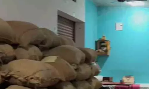 सरपंच के ठिकानों में प्रशासन की दबिश, घर और गोदाम से धान की खेप  जब्त