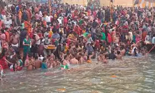 Varanasi: धर्म नगरी काशी में श्रद्धालुओं ने सोमवती अमावस्या पर गंगा में लगाई डुबकी