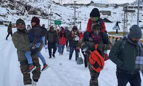 भारी बर्फबारी के कारण Sikkim में फंसे छह पर्यटकों को बचाया गया भारी बर्फबारी के कारण Sikkim में फंसे छह पर्यटकों को बचाया गया