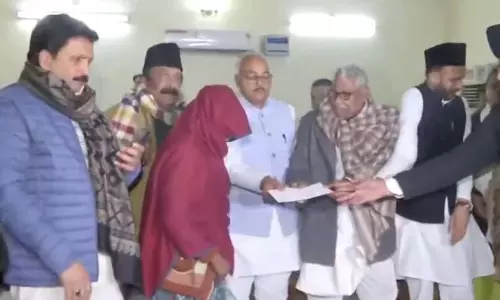 संभल हिंसा के पीड़ित परिवारों को सपा ने दिए 5-5 लाख रुपये
