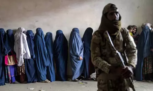 Taliban : अफगानिस्तान में गैर सरकारी संगठनों को महिलाओं को काम पर नहीं रखने का फरमान