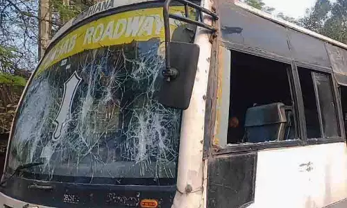 Punjab: बस में तोड़फोड़ की, ड्राइवर और पुलिसकर्मी की पिटाई की Punjab: बस में तोड़फोड़ की, ड्राइवर और पुलिसकर्मी की पिटाई की