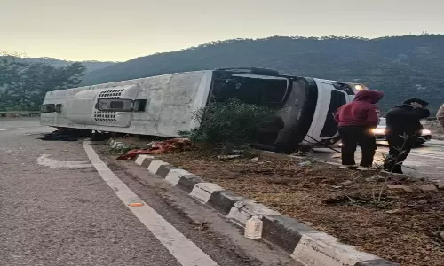 Solan में दिल्ली-शिमला पर्यटक बस पलटने से यात्री घायल Solan में दिल्ली-शिमला पर्यटक बस पलटने से यात्री घायल