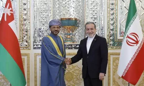 Tehran में ईरानी, ओमानी विदेश मंत्रियों ने की मुलाकात Tehran में ईरानी, ओमानी विदेश मंत्रियों ने की मुलाकात