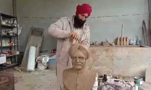 Moga के मूर्तिकार की पूर्व प्रधानमंत्री मनमोहन सिंह को श्रद्धांजलि Moga के मूर्तिकार की पूर्व प्रधानमंत्री मनमोहन सिंह को श्रद्धांजलि