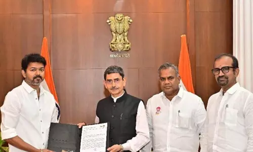 विजय ने Tamil Nadu के राज्यपाल रवि से मुलाकात की, राज्य में महिलाओं की सुरक्षा की मांग की विजय ने Tamil Nadu के राज्यपाल रवि से मुलाकात की, राज्य में महिलाओं की सुरक्षा की मांग की