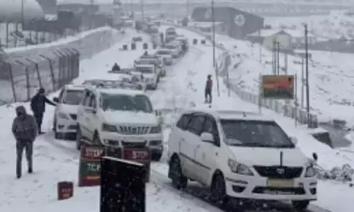 भारी बर्फबारी के कारण उत्तरी सिक्किम में फंसे Assam के छह पर्यटकों को बचाया गया भारी बर्फबारी के कारण उत्तरी सिक्किम में फंसे Assam के छह पर्यटकों को बचाया गया