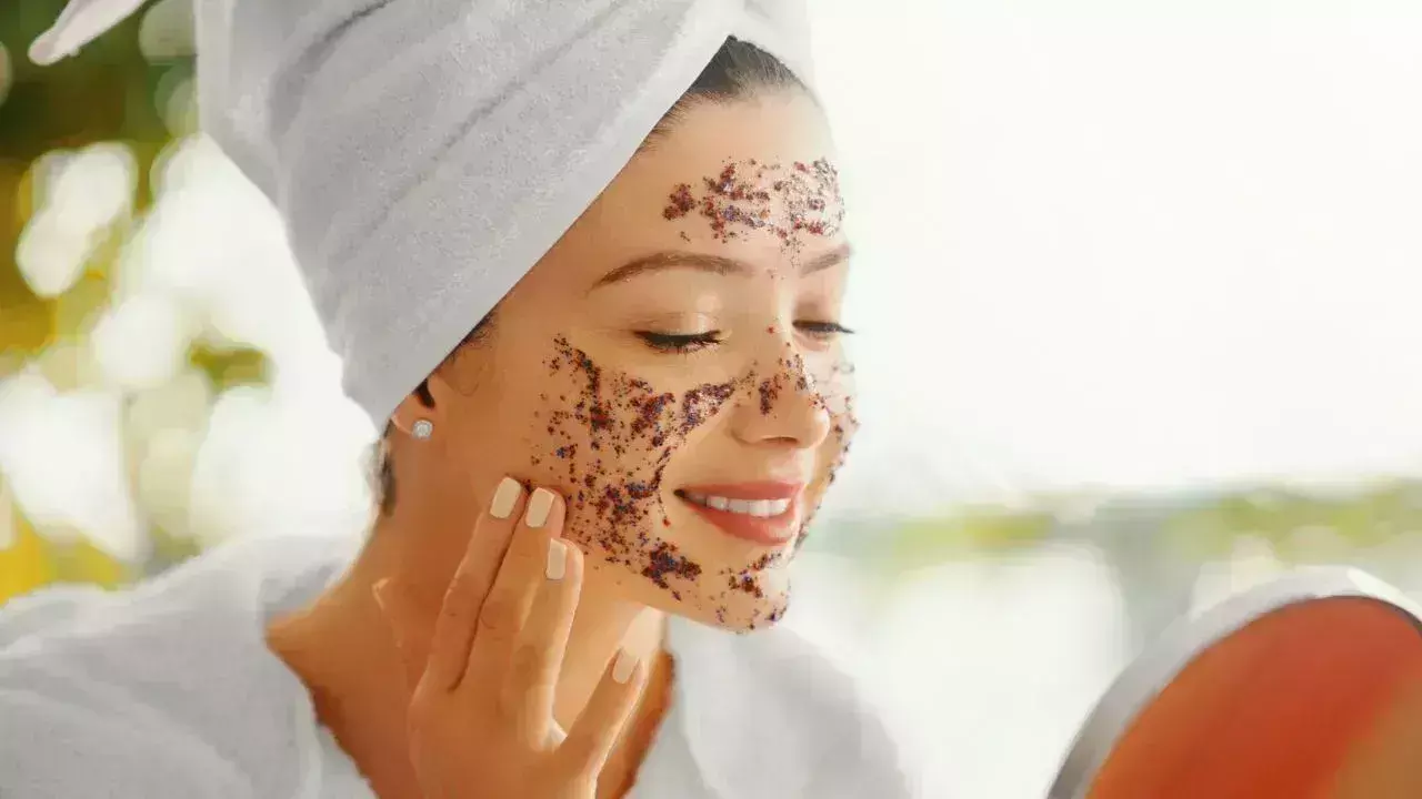 Lifestyle: नए साल में चाहते हैं ग्लोइंग त्वचा, तो घर पर बना फेस पैक लगाए Lifestyle: नए साल में चाहते हैं ग्लोइंग त्वचा, तो घर पर बना फेस पैक लगाए