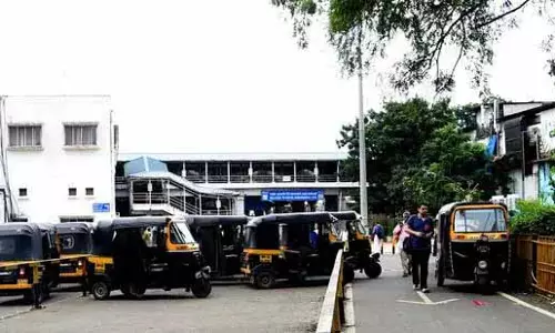 Pune : ऑटो चालकों के बीच हुई झड़प, फंसे रहे यात्री Pune : ऑटो चालकों के बीच हुई झड़प, फंसे रहे यात्री
