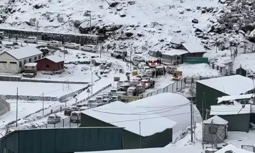 North Sikkim में भारी बर्फबारी से असम के छह पर्यटकों को बचाया North Sikkim में भारी बर्फबारी से असम के छह पर्यटकों को बचाया