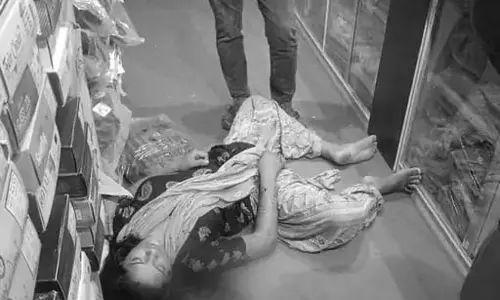 किन्नर की हत्या: जमकर उपद्रव, साथियों ने बाजार बंद करवाया, जानिए क्या है मामला... किन्नर की हत्या: जमकर उपद्रव, साथियों ने बाजार बंद करवाया, जानिए क्या है मामला...