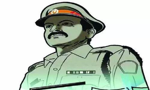 Mumbai: कार्रवाई से नाराज होकर पुलिस पर हमला