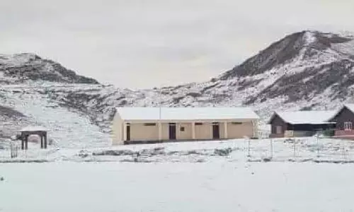 Sikkim पुलिस और स्थानीय लोगों ने भारी बर्फबारी के बीच यक्षे में फंसे Sikkim पुलिस और स्थानीय लोगों ने भारी बर्फबारी के बीच यक्षे में फंसे