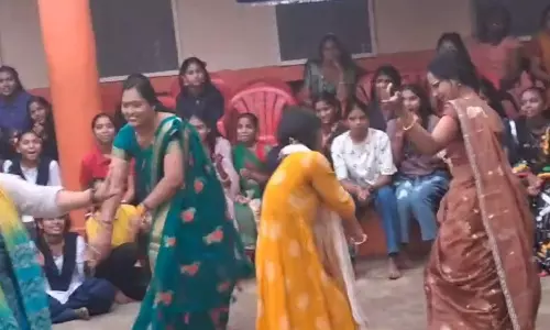 राष्ट्रीय शोक के दौरान गर्ल्स हॉस्टल के कार्यक्रम में शिक्षकों और छात्राओं ने किया डांस, वीडियो वायरल