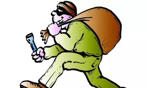 Pune: कार का शीशा तोड़कर तीन लाख की चोरी