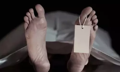 Agasaim में सड़क दुर्घटना में पति की मौत, पत्नी और बेटी घायल