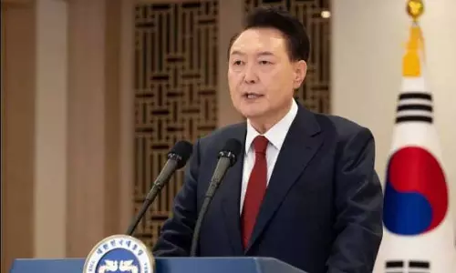 South Korea: अधिकारियों ने की निलंबित राष्ट्रपति के लिए गिरफ्तारी वारंट की मांग