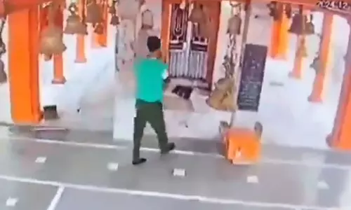 चोरी का LIVE वीडियो: पहले मंदिर में चोर ने बैठकर की पूजा, फिर मुकुट चुराया और हो गया रफूचक्कर