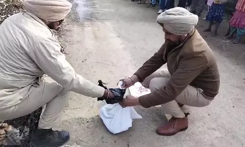 Punjab: कचरे के ढेर में मिला नवजात का शव, पुलिस ने शुरू की जांच Punjab: कचरे के ढेर में मिला नवजात का शव, पुलिस ने शुरू की जांच