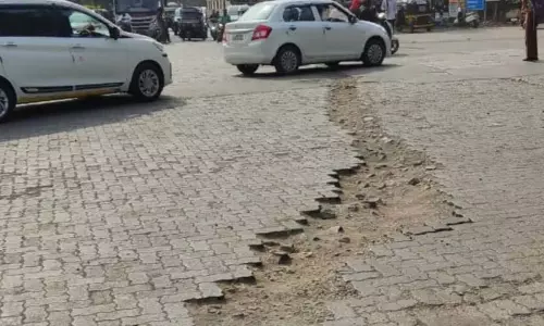 Kalyan: मुरबाड रोड पर लंबे गड्ढों के कारण यात्रियों को हो रही  परेशानी