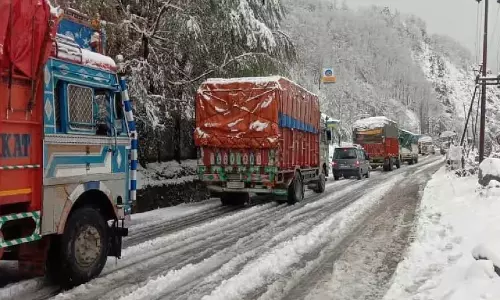 Arunachal : भारी बर्फबारी के बीच तवांग जिला प्रशासन ने पर्यटकों के लिए सुरक्षा Arunachal : भारी बर्फबारी के बीच तवांग जिला प्रशासन ने पर्यटकों के लिए सुरक्षा