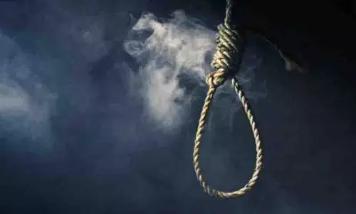 Godavarikhani में कम अंक आने पर माता-पिता से डांट खाने पर इंटर का छात्र फंदे से लटका मिला
