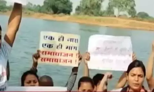 प्रदर्शन के बीच बीएड सहायक शिक्षकों ने हनुमान चालीसा का किया पाठ प्रदर्शन के बीच बीएड सहायक शिक्षकों ने हनुमान चालीसा का किया पाठ